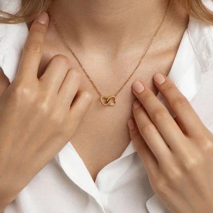 Pudełko Eternal Rose – z personalizowanym naszyjnikiem i różą